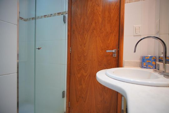 Banheiro social de apartamento para alugar com 2 quartos, 130m² em Petrópolis, Porto Alegre