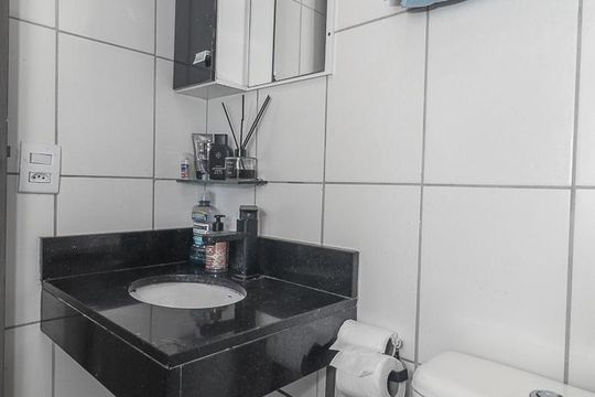 Banheiro de apartamento à venda com 2 quartos, 44m² em Jardim Dona Leopoldina, Porto Alegre