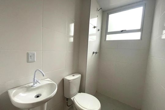 Banheiro social de apartamento à venda com 2 quartos, 50m² em Canudos, Novo Hamburgo