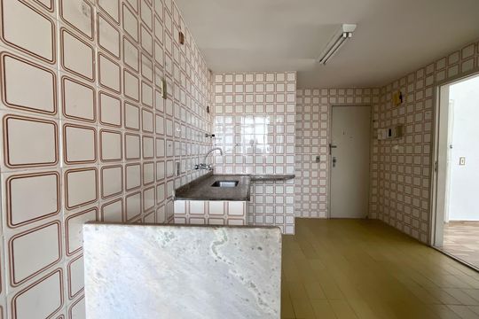 Cozinha  de apartamento à venda com 1 quarto, 80m² em Copacabana, Rio de Janeiro