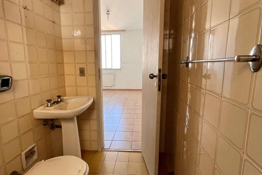Banheiro  de apartamento à venda com 1 quarto, 80m² em Copacabana, Rio de Janeiro
