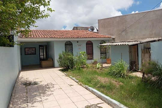 Área externa de casa à venda com 3 quartos, 99m² em Uberaba, Curitiba