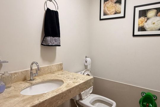 Lavabo de apartamento para alugar com 3 quartos, 123m² em Jardim Atlantico, Goiânia
