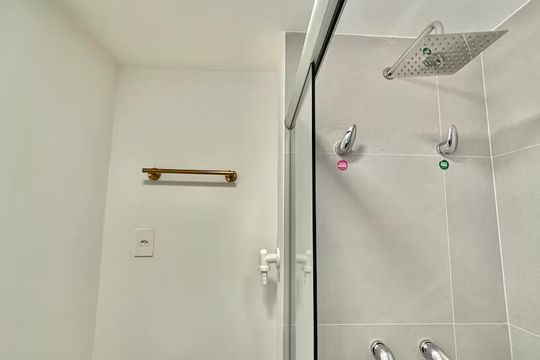 Banheiro de kitnet/studio para alugar com 1 quarto, 30m² em Boa Vista, Porto Alegre