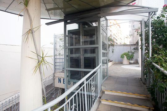Área Comum - Elevador Acesso Cadeirantes de apartamento para alugar com 3 quartos, 105m² em Independência, Porto Alegre