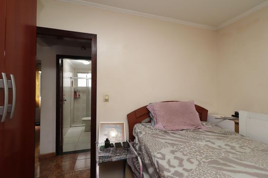 Quarto 2 de apartamento para alugar com 2 quartos, 52m² em Vila Carmosina, São Paulo
