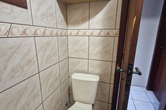 Banheiro social de casa à venda com 4 quartos, 137m² em Serraria, Porto Alegre