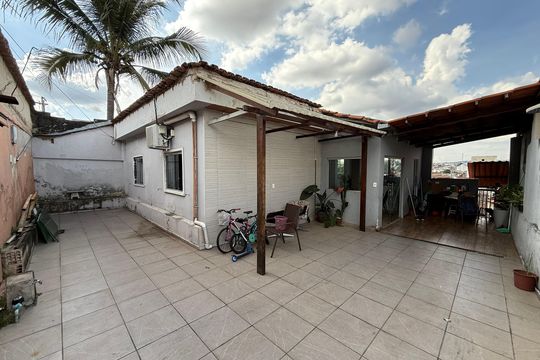 Área externa de casa à venda com 3 quartos, 360m² em Coqueiros, Belo Horizonte