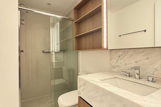 Banheiro de apartamento para alugar com 1 quarto, 42m² em Indianópolis, São Paulo