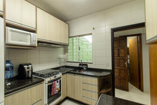 Cozinha de casa à venda com 3 quartos, 180m² em Lindoia, Curitiba