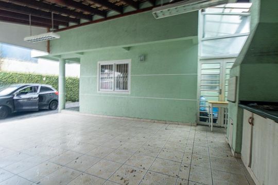 Garagem de casa à venda com 3 quartos, 180m² em Lindoia, Curitiba