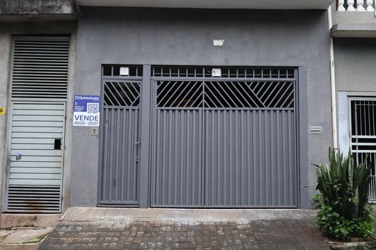 Placa instalada no portão do imóvel - Código da placa: HBJM-6 de casa à venda com 3 quartos, 180m² em Parque Savoi City, São Paulo