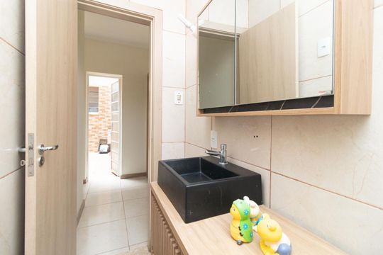 Banheiro de apartamento à venda com 2 quartos, 68m² em Menino Deus, Porto Alegre