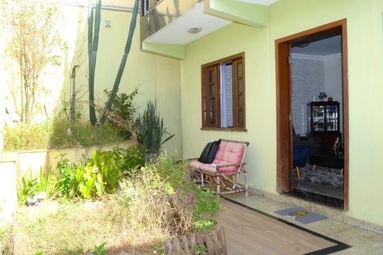 Quintal de casa para alugar com 3 quartos, 170m² em Ipê, Belo Horizonte