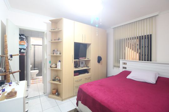 Suíte de casa à venda com 4 quartos, 200m² em Vila Constanca, São Paulo