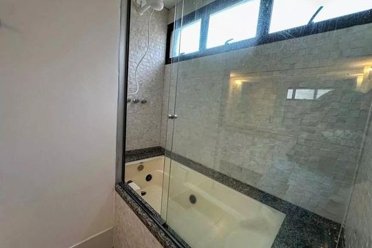 Banheiro de kitnet/studio para alugar com 2 quartos, 57m² em Cambuí, Campinas