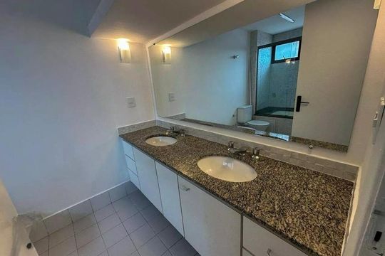 Banheiro de kitnet/studio para alugar com 2 quartos, 57m² em Cambuí, Campinas