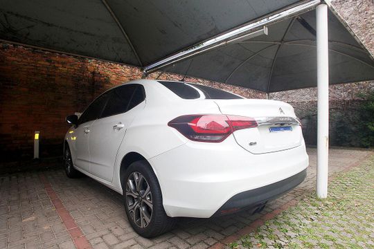 Box Garagem (01 vaga) de kitnet/studio à venda com 1 quarto, 51m² em Floresta, Porto Alegre