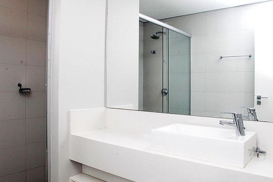 Banheiro de kitnet/studio à venda com 1 quarto, 51m² em Floresta, Porto Alegre
