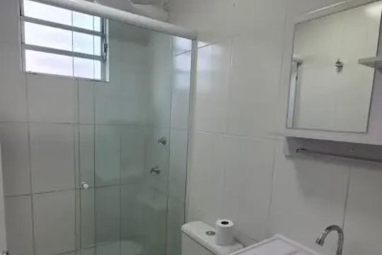 Banheiro de apartamento para alugar com 2 quartos, 50m² em Parque Munhoz, São Paulo