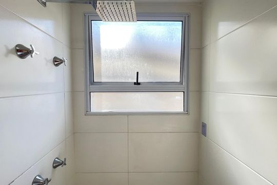 Banheiro de apartamento à venda com 2 quartos, 45m² em Jardim Arpoador, São Paulo