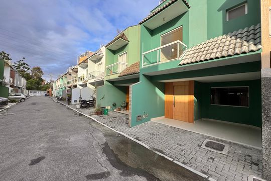 Fachada de casa de condomínio à venda com 3 quartos, 150m² em Vargem Pequena, Rio de Janeiro
