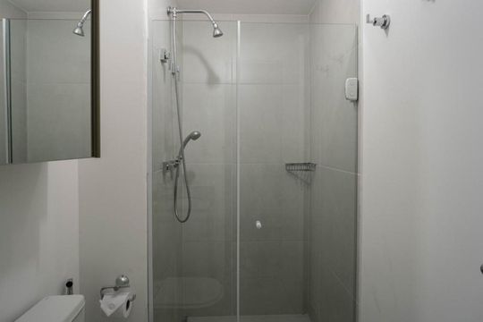 Banheiro de apartamento à venda com 1 quarto, 24m² em Indianópolis, São Paulo