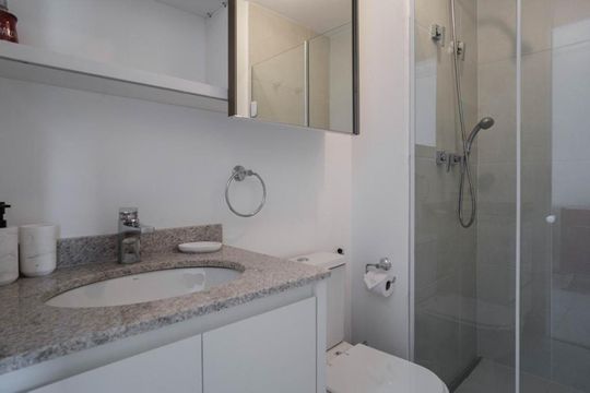 Banheiro de apartamento à venda com 1 quarto, 24m² em Indianópolis, São Paulo