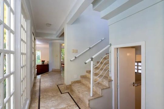Corredor de casa de condomínio para alugar com 3 quartos, 1437m² em Pousada dos Bandeirantes, Carapicuíba