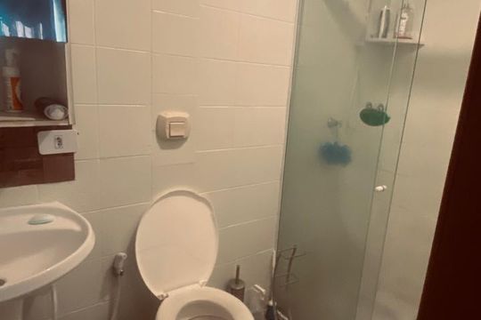 Banheiro de apartamento para alugar com 2 quartos, 45m² em Coqueiros, Florianópolis