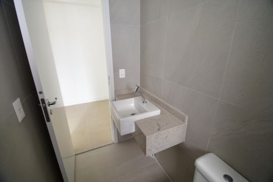 Banheiro de kitnet/studio para alugar com 1 quarto, 57m² em Centro, Campinas