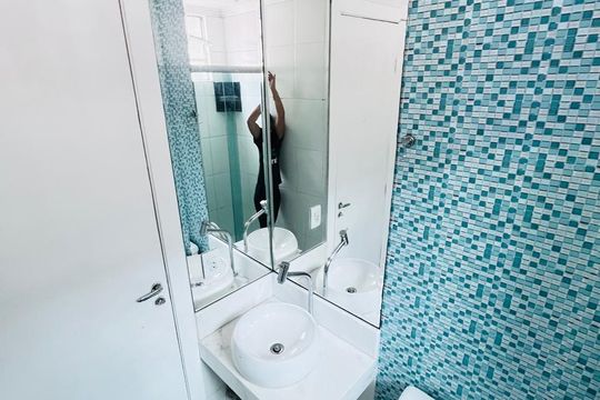 Banheiro de apartamento à venda com 2 quartos, 122m² em Jardim Santa Teresinha, São Paulo