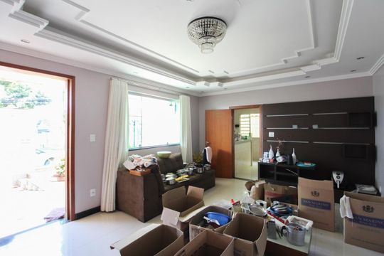 Sala de casa para alugar com 3 quartos, 477m² em Planalto, Belo Horizonte