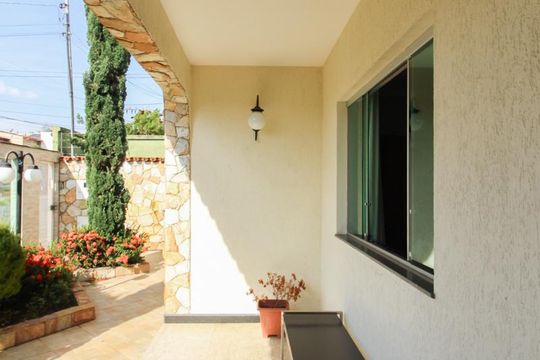 Varanda de casa para alugar com 3 quartos, 477m² em Planalto, Belo Horizonte