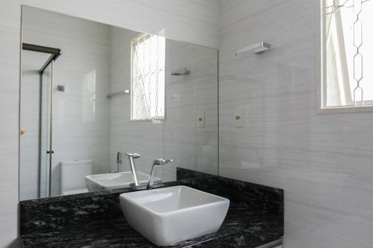Banheiro Social de casa para alugar com 3 quartos, 477m² em Planalto, Belo Horizonte