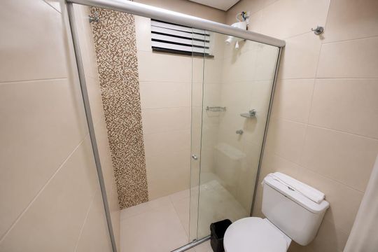 Banheiro de kitnet/studio para alugar com 1 quarto, 25m² em Santa Cruz, Belo Horizonte