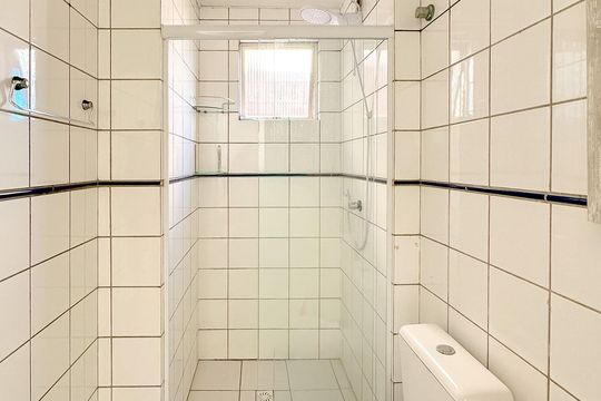 Banheiro de apartamento para alugar com 3 quartos, 52m² em Serraria, São José