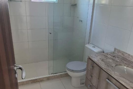 Banheiro de casa de condomínio para alugar com 4 quartos, 126m² em Nova Esperança, Rio das Ostras