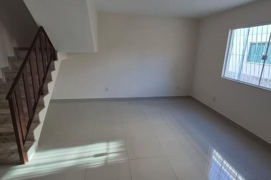 Sala de casa de condomínio para alugar com 4 quartos, 126m² em Nova Esperança, Rio das Ostras