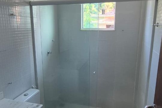 Banheiro de casa de condomínio para alugar com 4 quartos, 126m² em Nova Esperança, Rio das Ostras