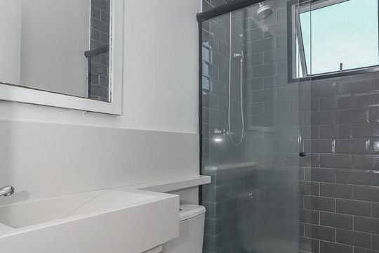 Banheiro de apartamento à venda com 2 quartos, 50m² em Morro Santana, Porto Alegre