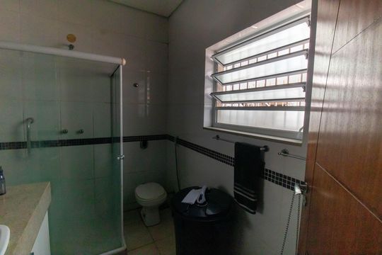 Banheiro da Suíte de casa para alugar com 2 quartos, 70m² em Santa Rosa, Niterói