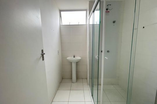 Banheiro de apartamento à venda com 2 quartos, 44m² em Parque Ipe, São Paulo