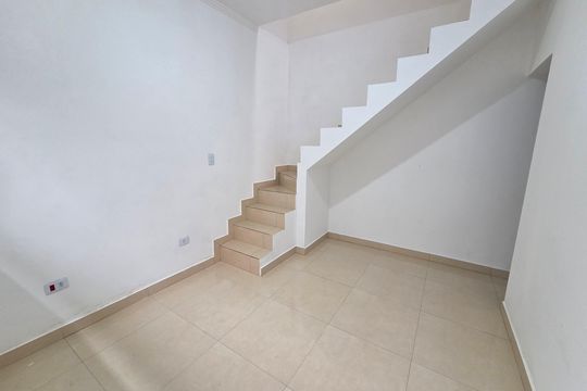 Sala de casa de condomínio para alugar com 2 quartos, 70m² em Anhanguera, Praia Grande