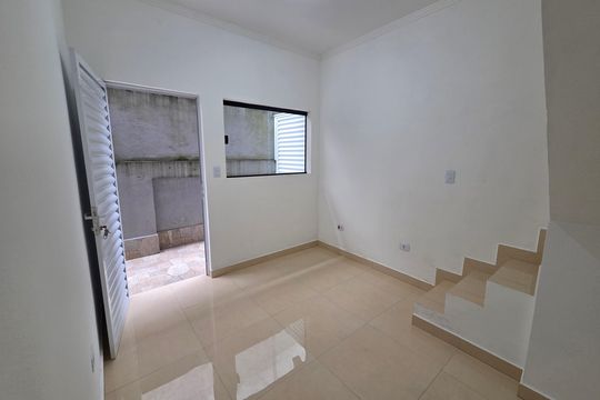 Sala de casa de condomínio para alugar com 2 quartos, 70m² em Anhanguera, Praia Grande