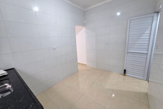 Cozinha de casa de condomínio para alugar com 2 quartos, 70m² em Anhanguera, Praia Grande