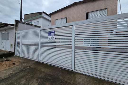 Fachada de casa de condomínio para alugar com 2 quartos, 70m² em Anhanguera, Praia Grande