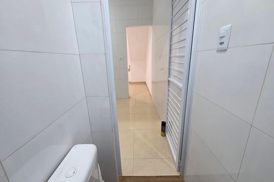 Banheiro de casa de condomínio para alugar com 2 quartos, 70m² em Anhanguera, Praia Grande