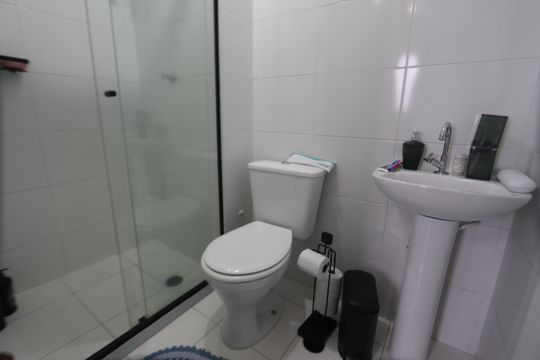 Banheiro de apartamento para alugar com 1 quarto, 25m² em Cidade Satelite Santa Barbara, São Paulo