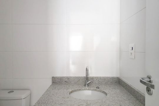 Banheiro Social de kitnet/studio para alugar com 0 quarto, 32m² em Picanço, Guarulhos